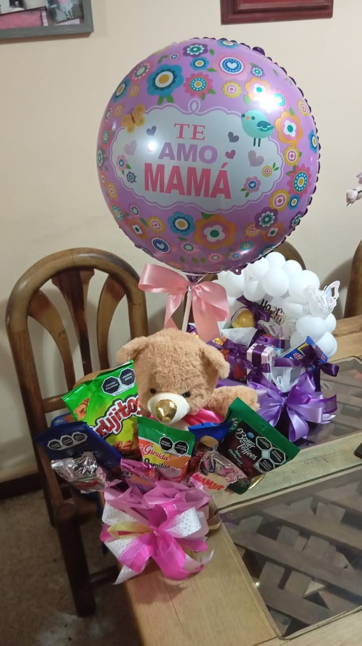 Arreglo con dulces y peluche
